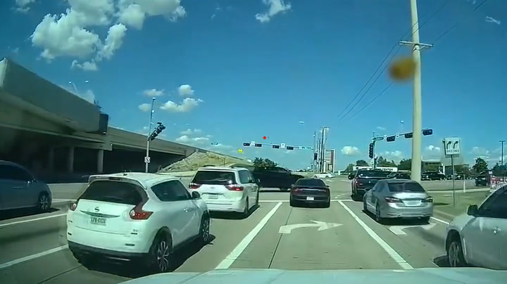 Semi truck flips over barrier on Texas overpass, killing driver