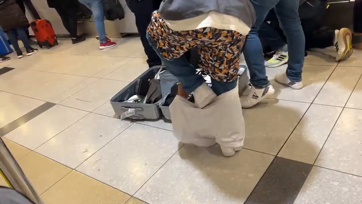 La insólita manera en la que un turista esquivó la multa por exceso de equipaje