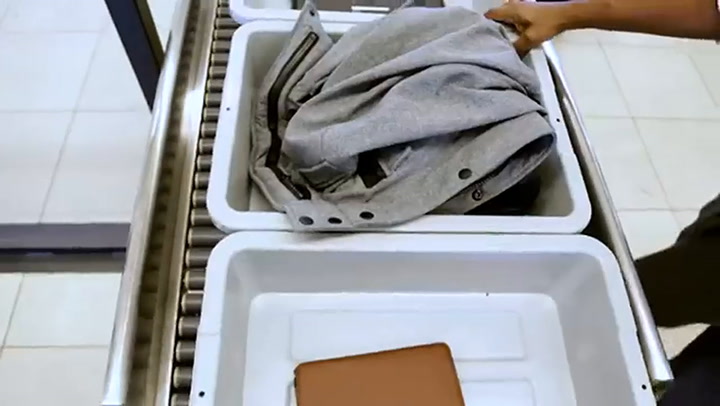 La TSA inspecciona el equipaje de mano como parte del protocolo de seguridad