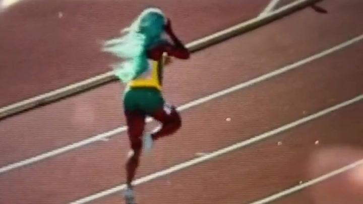 Shelly-Ann Fraser-Pryce fixes hair mid-race while qualifying for world 200m