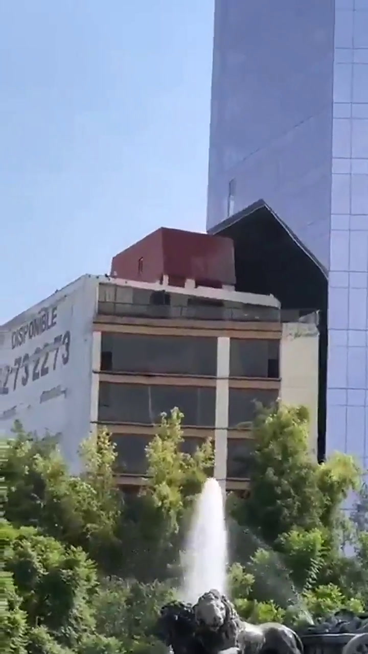 Edificio se sacude en México por el terremoto - Fuente: Twitter