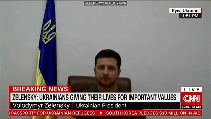 El intérprete de Volodymyr Zelensky se quebró durante un discurso del presidente ucraniano
