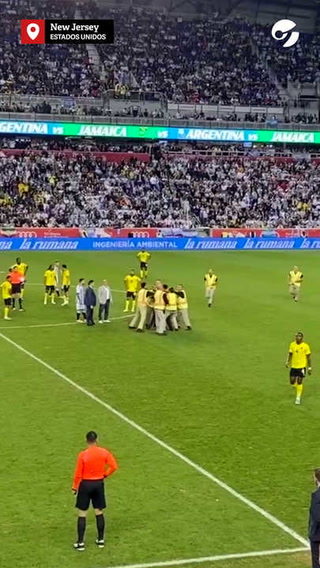 Argentina vs Jamaica: el momento en que un hincha ingresa al campo de juego para abrazar a Messi