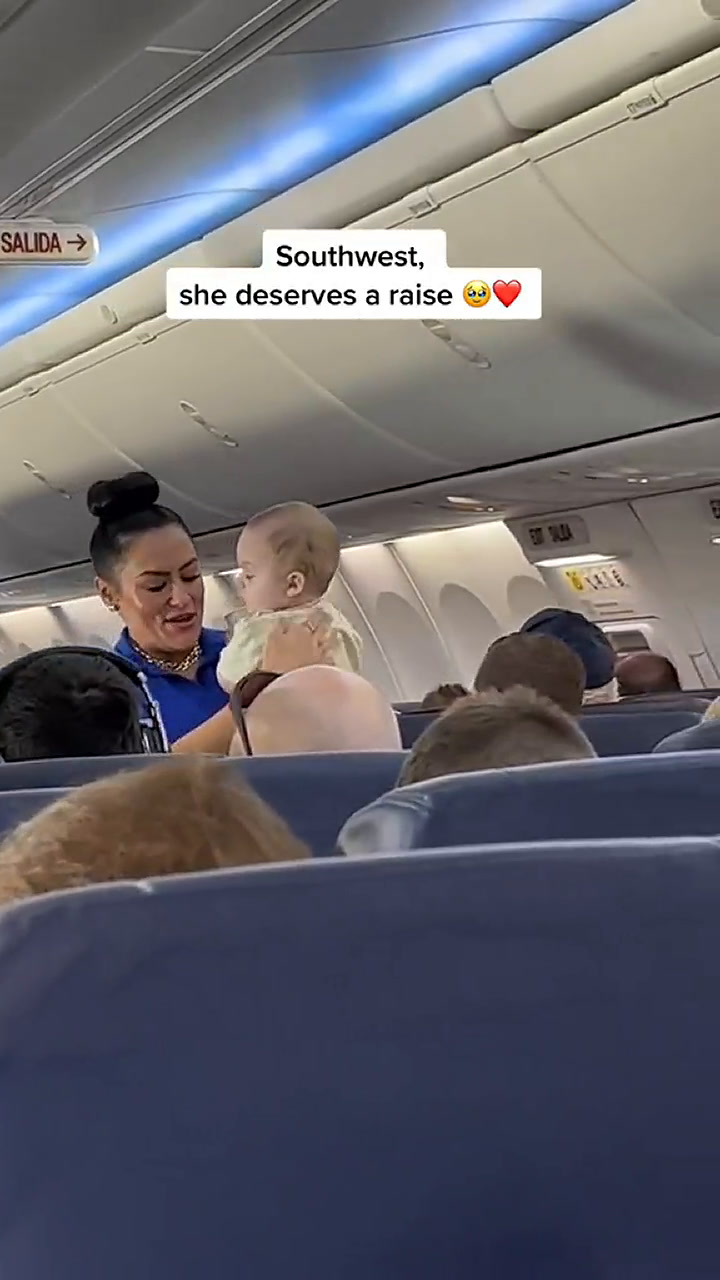 Una azafata mostró cómo calmar a un bebé en pleno vuelo y dio una clase magistral