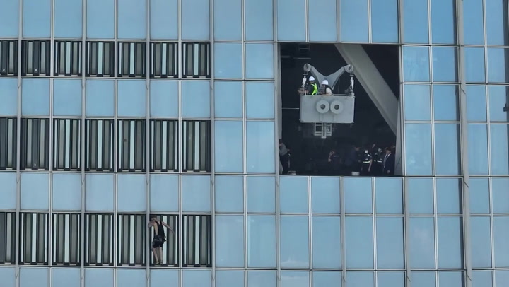 Moment British man climbs to 72nd floor of Seoul skyscraper