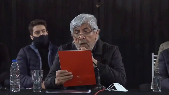 Hugo Moyano: con problemas para leer en una asamblea subida de tono en el club Independiente