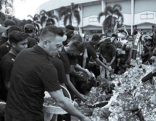 El dolor de los jugadores del Arema FC tras la tragedia en Indonesia que se llevó a 125 personas