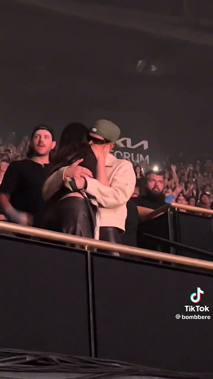 Kendall Jenner y Bad Bunny, entre besos y abrazos en concierto de Drake