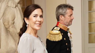 Kronprinsesse Mary og kronprins Frederik blæser alle bagover i Drabantsalen