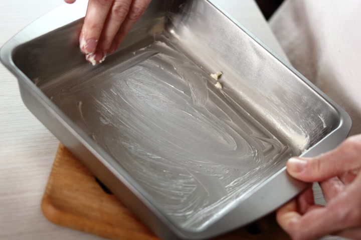 How to Clean Baking Trays Until They Shine - Plenty