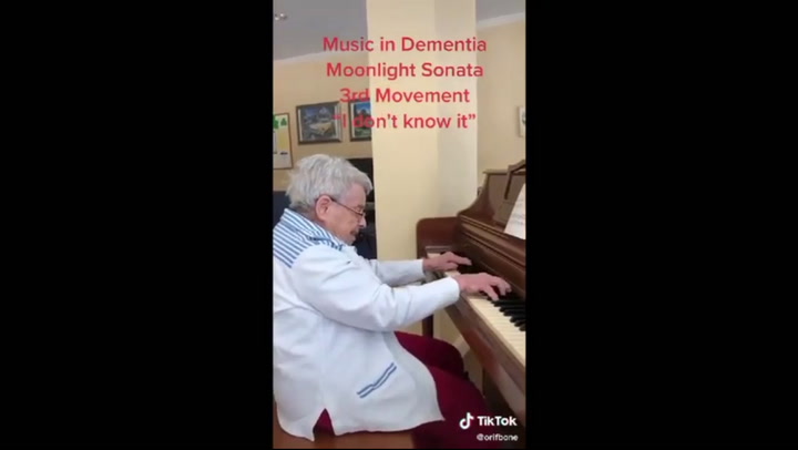 Tiene 92 años, padece Alzheimer y toca la Sonata a la Luz de la Luna de Beethoven - Fuente: TikTok C