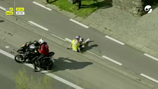El momento en el que once ciclistas chocan entre ellos en una tradicional carrera en Bélgica