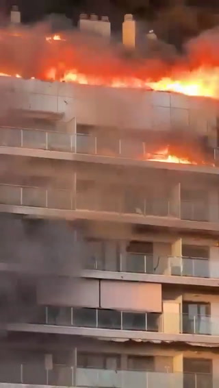Padre e hija quedan atrapados en el edificio incendiado en Valencia, España