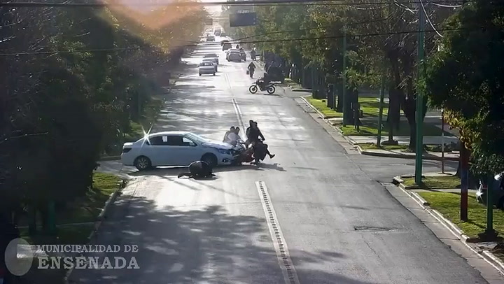 Así fueron embestidas tres motos por un automovilista en Ensenada