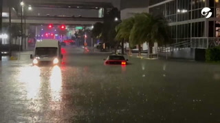 Inundación en Miami: autos atrapados en el agua y alerta meteorológica