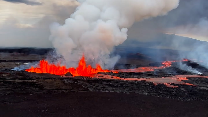 Helicopter footage captures stunning view of Mauna Loa eruption
