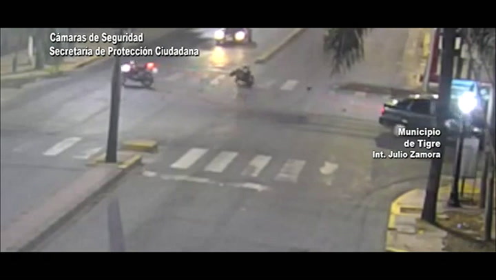 Un motociclista se salvó tras pasar un semáforo en rojo y embestir a un auto