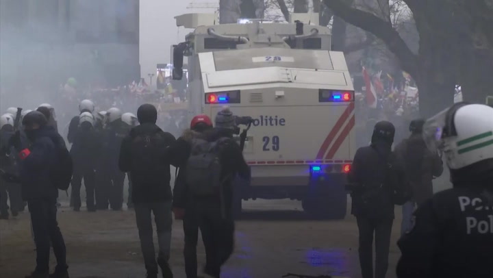 Police fire water cannon and tear gas on anti-lockdown protestors in Brussels