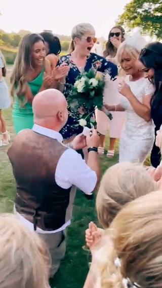 Video viral: la madre que se comprometió en la boda de su hija