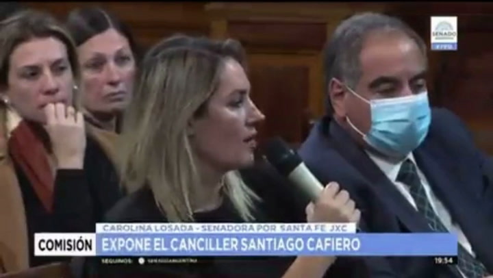 Carolina Losada chicaneó a Santiago Cafiero al leerle un titular en inglés: “¿Se lo traduzco?”