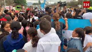 Shin Fujiyama canta Himno de Honduras en la carrera para reconstruir escuela