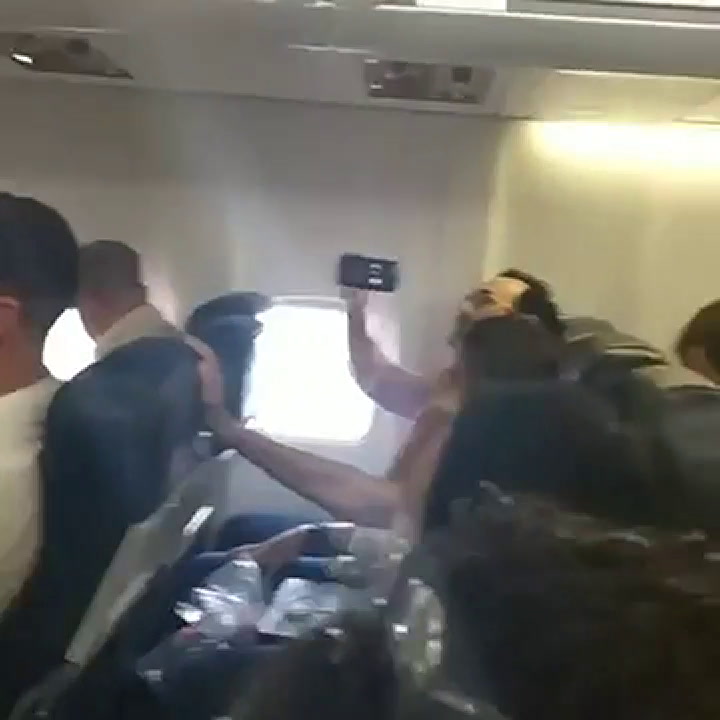 Los pasajeros empezaron a rezar cuando fallaron los motores del avión. Fuente: Youtube