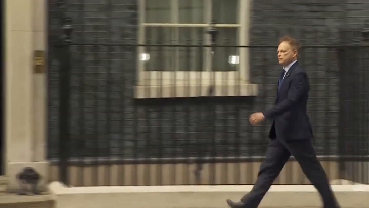 Grant Shapps enters No 10 ahead of telling Boris Johnson to resign