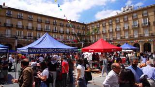 En el Casco Viejo de Bilbao los vecinos celebran sus costumbres de espaldas al San Mamés, donde Messi y la Selección salen a la cancha
