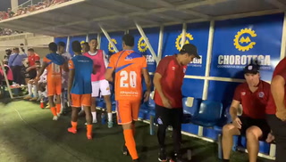 Jugadores de la UPNFM saludaron a Troglio en partido contra Olimpia