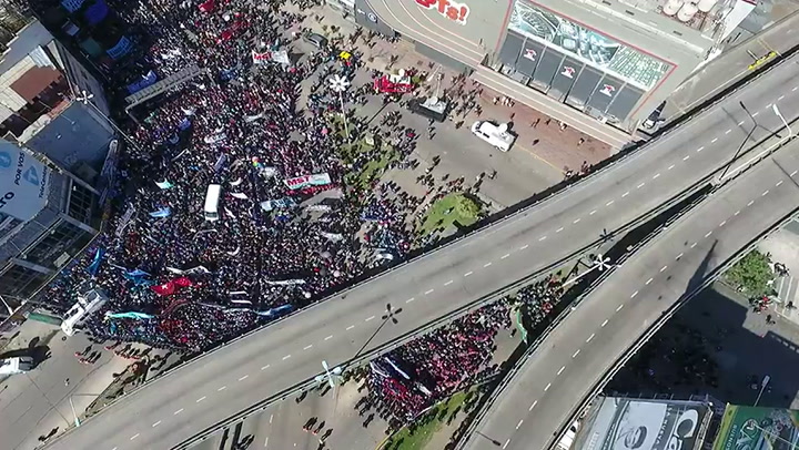 Así se ve la protesta de las organizaciones sociales en el Puente Pueyrredón- Crédito: Ricardo Prist