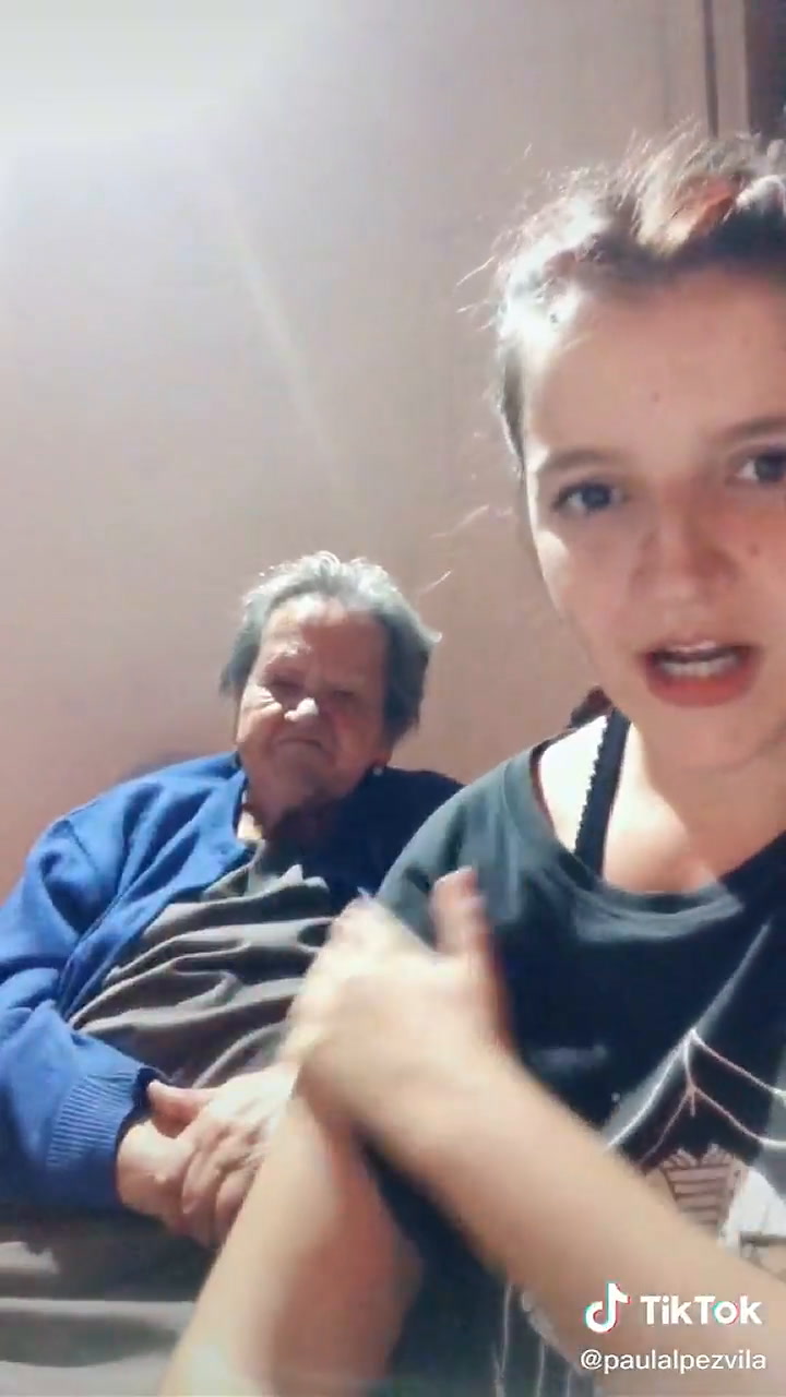 La joven fue furor con el video junto a su abuela