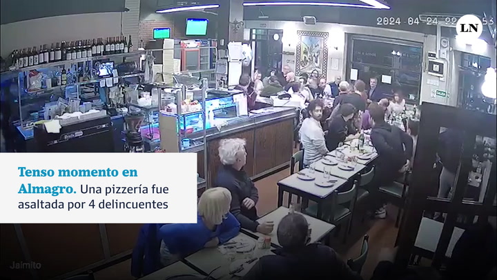 Con armas de fuego y trompadas, robaron una pizzería de Almagro llena de comensales en 60 segundos