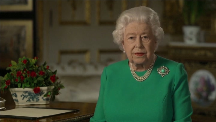 Se hela drottning Elizabeths gripande tal till nationen