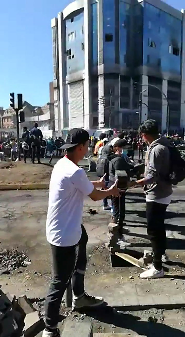 La gente se lanzó a limpiar las calles de Quito
