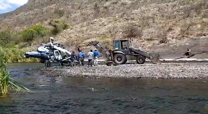 Así sacaron del río el helicóptero en el que viajaba Jorge Brito