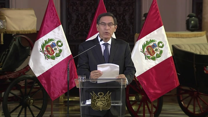 Presidente de Perú disuelve el Congreso, que responde suspendiéndolo - Fuente: AFP