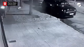 Violento robo a una mujer en la calle: la golpearon y la tiraron al piso