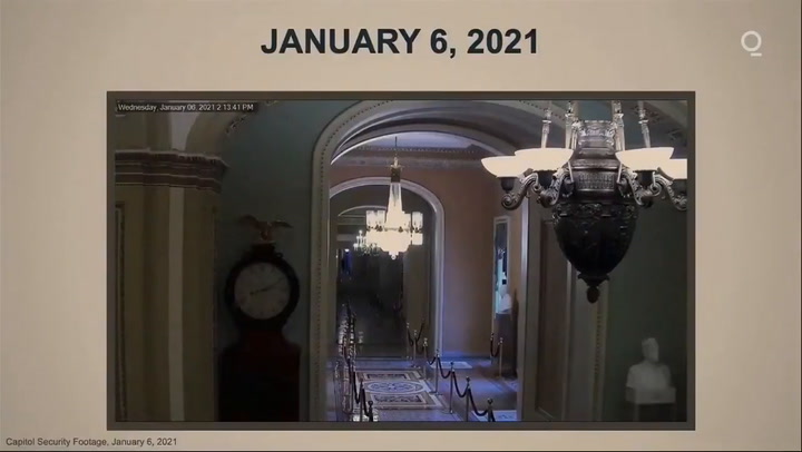 Así escapó el senador republicano, Mitt Romney, de la turba en el Capitolio - Fuente: Bloomberg