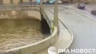 Bus se accidenta y cae a río en San Petersburgo