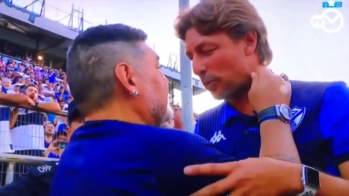El abrazo de Heinze y Maradona