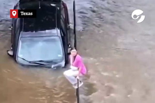 Texas: el momento en que una mujer logra escapar de su auto atrapado por las aguas