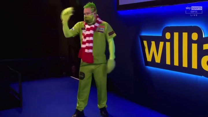 Es campeón del mundo de dardos y defiende el título vestido como “Grinch” - Fuente: Sky Sports