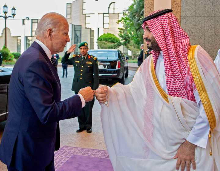 Joe Biden llegó a Arabia Saudita y chocó puños con el príncipe heredero Mohamed bin Salman