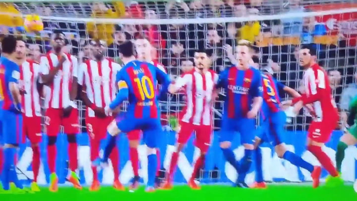 El tiro libre con 'rosca' de Lionel Messi, una joya... que no fue gol