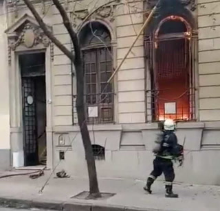 Bomberos trabajan para apagar un incendio en una casa en San Cristóbal