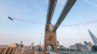 Skydivers soar through Tower Bridge after 3,000ft helicopter jump