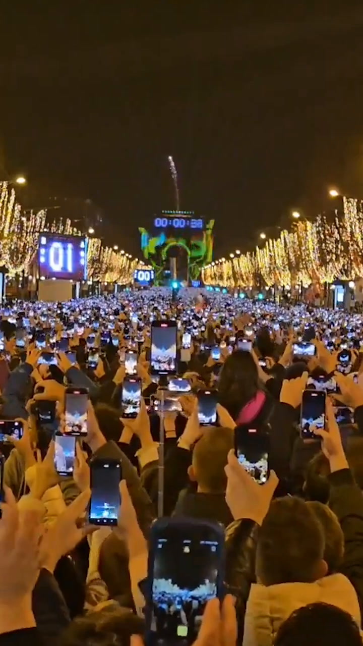 Miles de celulares graban el Fin de Año 2023 en los Campos Elíseos de París