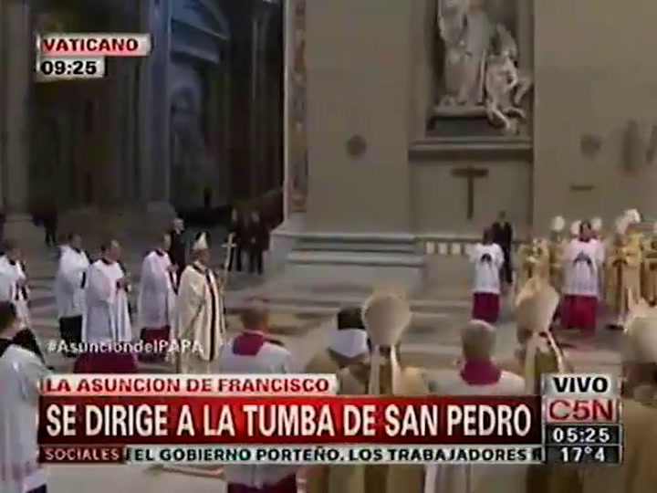 Francisco se dirige a la tumba de San Pedro (C5N)