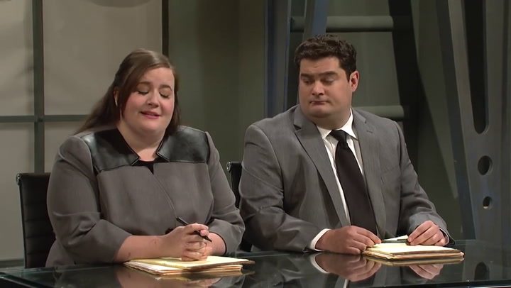 Kate McKinnon hace reír a Ryan Gosling - Fuente: Saturday Night Live