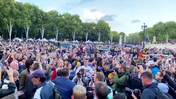 Miles de personas cantan 'God save the Queen' frente al Palacio de Buckingham
